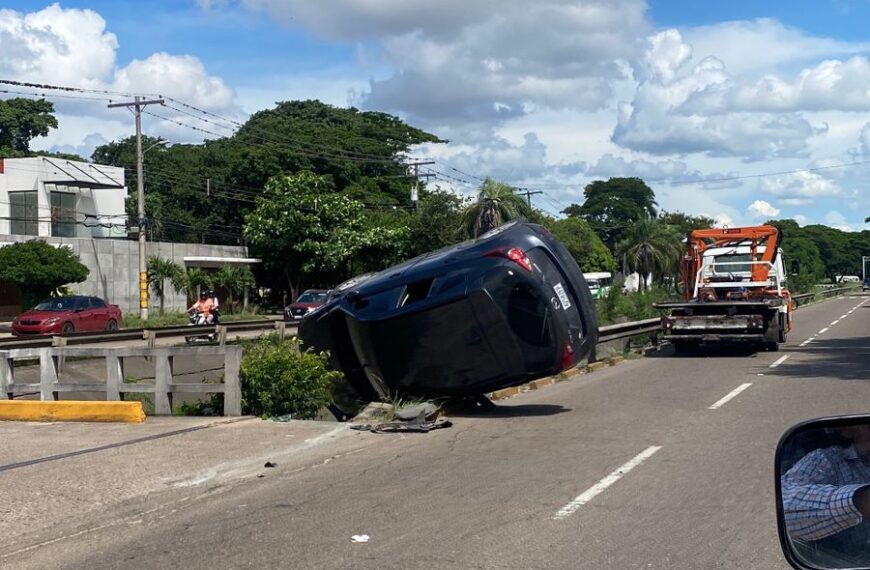 Vuelco de vehículo en la avenida San Aurelio deja una&hellip;