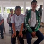 Estudiantes llevan sus propias sillas para pasar clases en colegio de Paurito