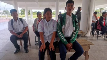 Estudiantes llevan sus propias sillas para pasar clases en colegio&hellip;