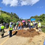 Ruta a los Valles cruceños cerrada por protesta en Samaipata
