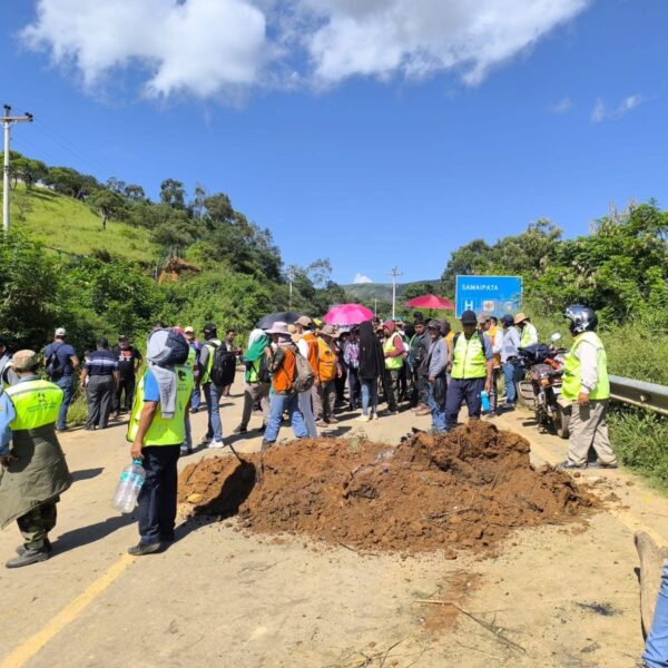 Ruta a los Valles cruceños cerrada por protesta en Samaipata