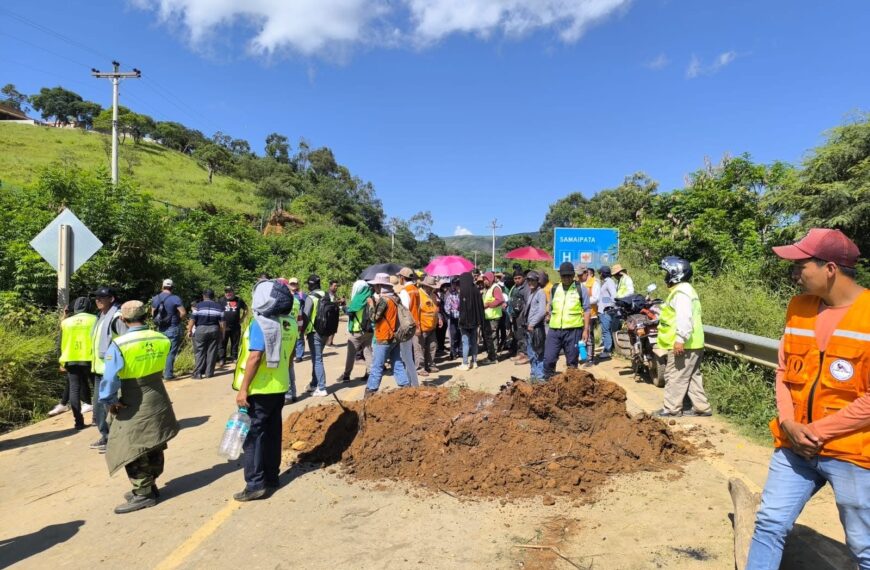 Ruta a los Valles cruceños cerrada por protesta en Samaipata