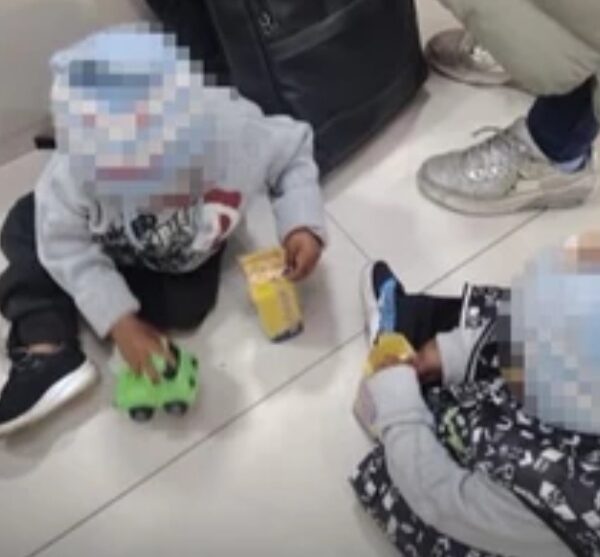 Mellizos de dos años fueron abandonados en un alojamiento de El Alto