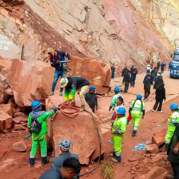 ABC despliega maquinaria pesada para habilitar la vía Oruro–Cochabamba tras derrumbe