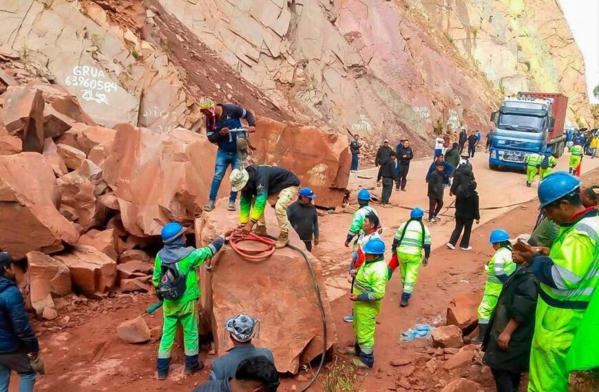 ABC despliega maquinaria pesada para habilitar la vía Oruro–Cochabamba tras…