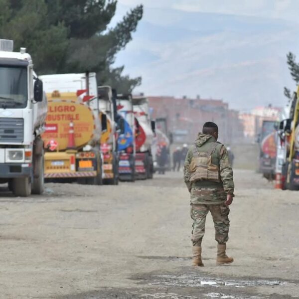 Fuerzas Armadas resguardan planta de Senkata en medio de crisis por gasolina