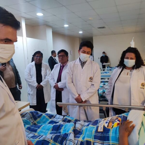 Rodrigo Paz visita a heridos del accidente del Hércules C-130 en La Paz