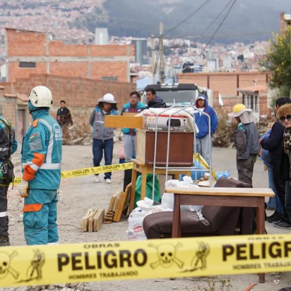 Evacúan a familias por riesgo de deslizamiento en San Isidro Bajo