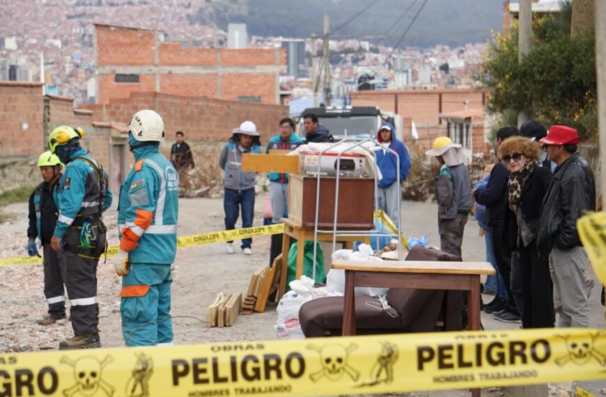 Evacúan a familias por riesgo de deslizamiento en San Isidro Bajo