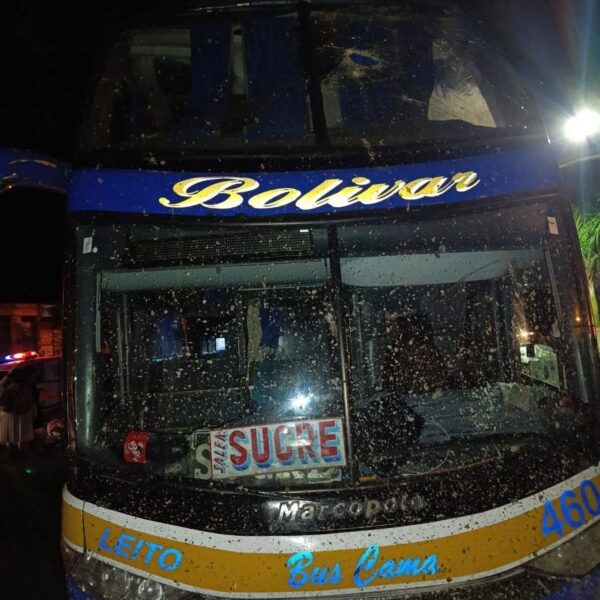 Dos pasajeros fallecen tras caída de piedra dentro de un bus que viajaba a Sucre