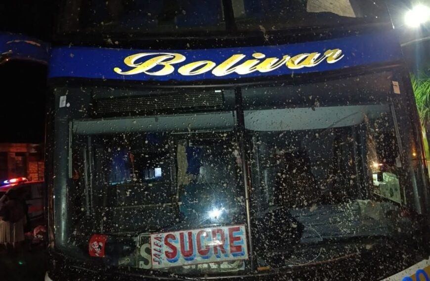 Dos pasajeros fallecen tras caída de piedra dentro de un&hellip;