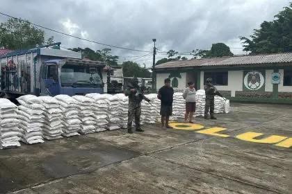 Aprehenden a dos personas con más de 5 toneladas de precursores y denuncian intento de soborno