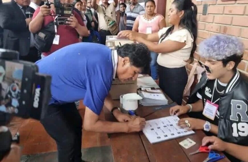 Evo Morales vota con normalidad pese a orden de aprehensión vigente