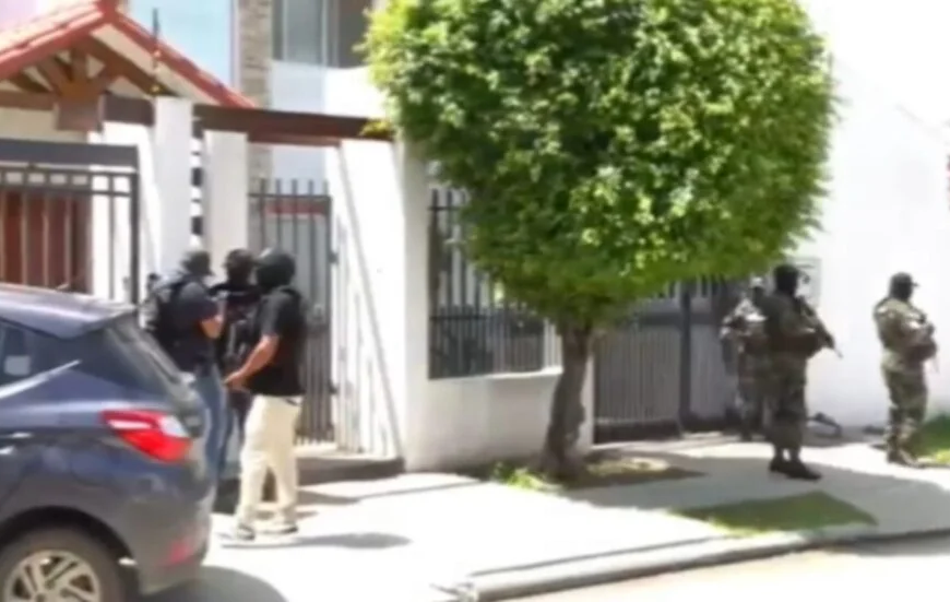 Hallan a dos policías enmanillados en vivienda vinculada a Marset