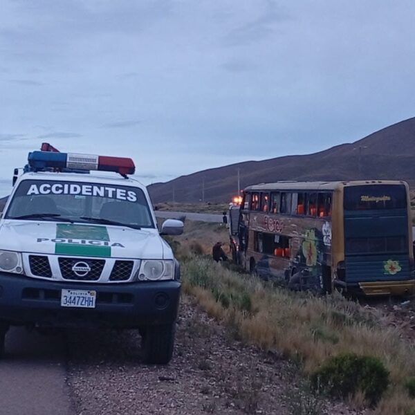 Accidente en la ruta Cochabamba–La Paz deja heridos y denuncias de robo