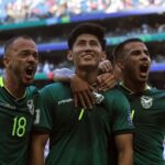 Bolivia derrota 2-1 a Surinam y avanza en el repechaje