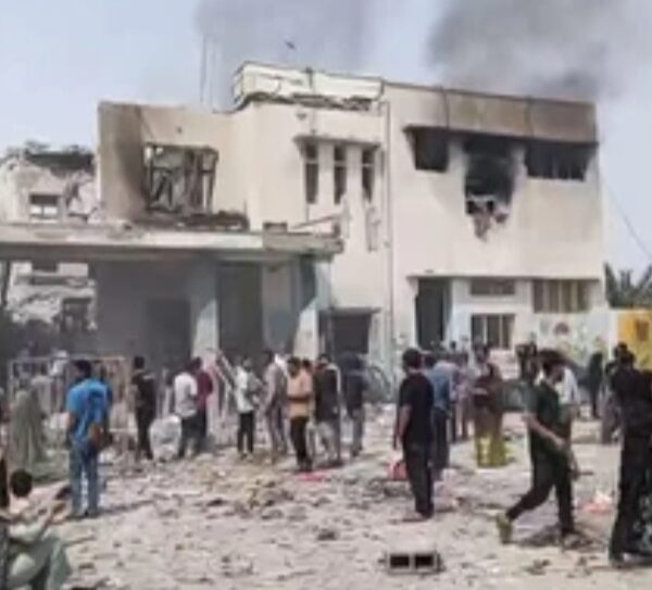 Irán entierra a las niñas de Minab mientras Israel intensifica bombardeos en el cuarto día de guerra