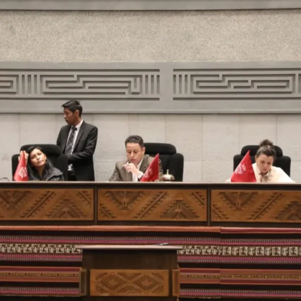 Lara declara cuarto intermedio y convoca a bancadas por interpelación