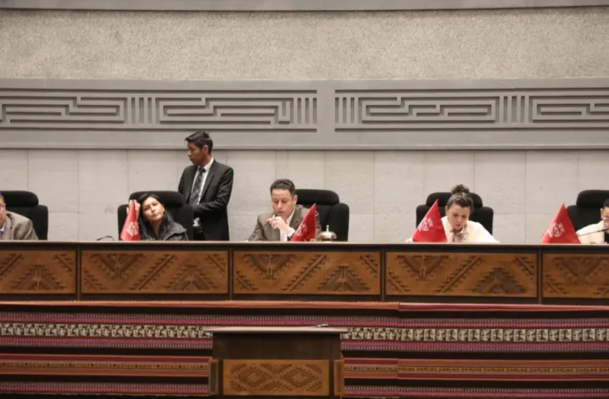 Lara declara cuarto intermedio y convoca a bancadas por interpelación