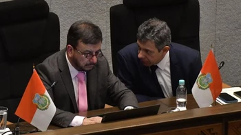 Ministro de Hidrocarburos se presenta ante la Asamblea y enfrenta interpelación