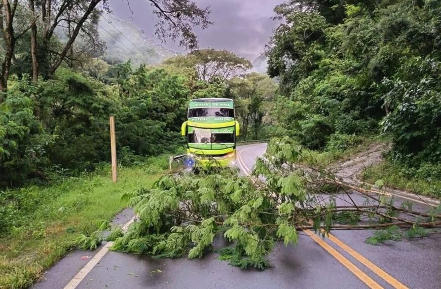 Bloqueo en Samaipata corta el paso hacia los Valles cruceños