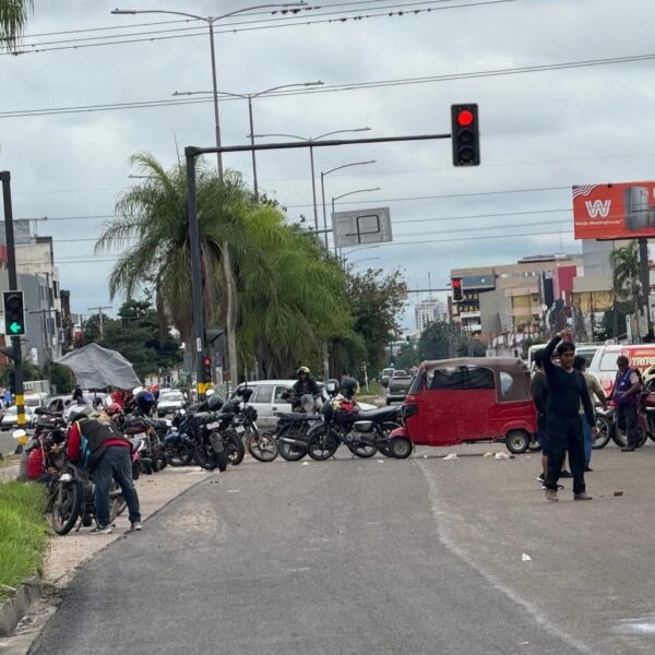 Mototaxistas protestan en YPFB por fallas en combustible y daños a motores