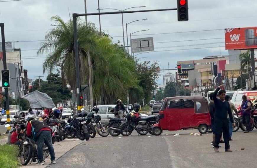 Mototaxistas protestan en YPFB por fallas en combustible y daños&hellip;
