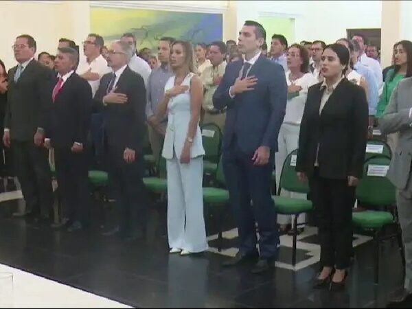 Velasco presenta su gabinete y define a siete secretarios en la Gobernación cruceña