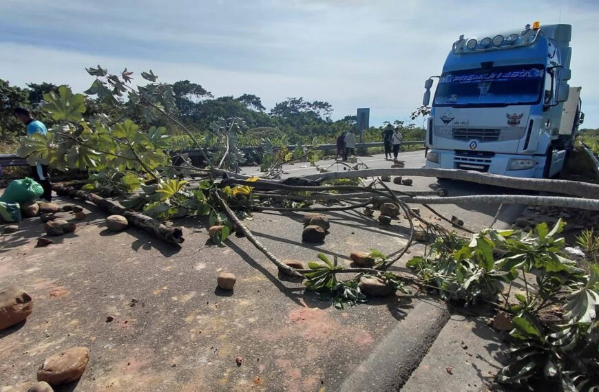 Maestros instalan bloqueo en el Puente Ichilo