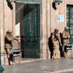Refuerzan la seguridad en plaza Murillo con vehículos blindados