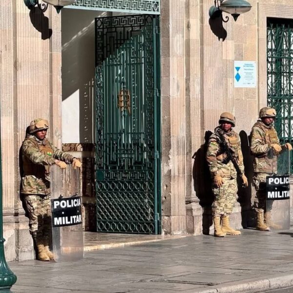 Refuerzan la seguridad en plaza Murillo con vehículos blindados