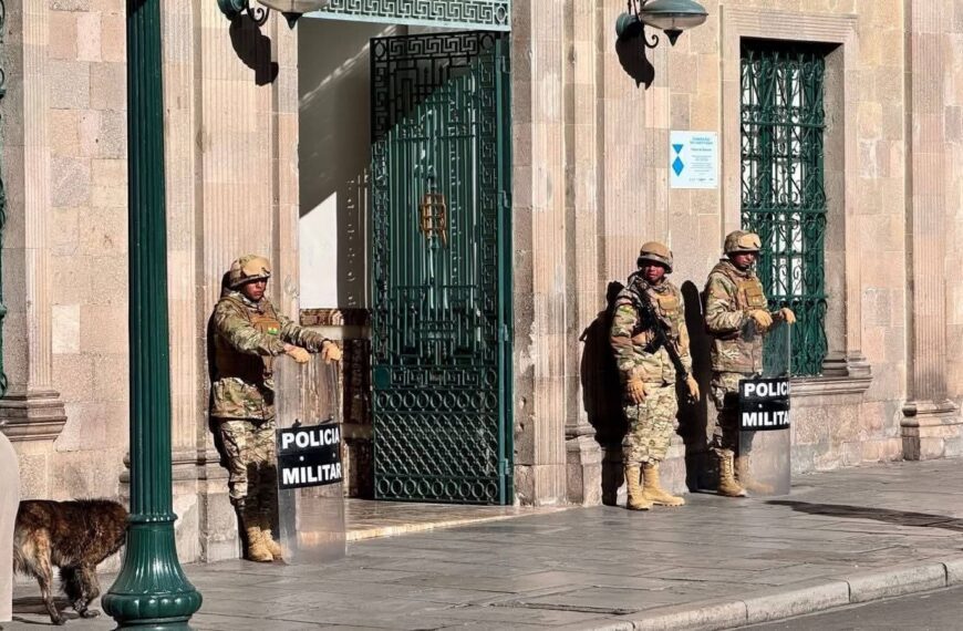 Refuerzan la seguridad en plaza Murillo con vehículos blindados