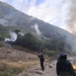 POLICÍA INICIA DESBLOQUEO CON GASES EN LA RUTA COCHABAMBA–OCCIDENTE