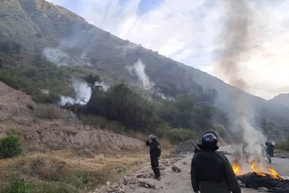 POLICÍA INICIA DESBLOQUEO CON GASES EN LA RUTA COCHABAMBA–OCCIDENTE