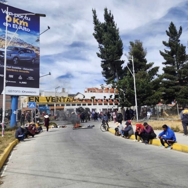 Instalan bloqueo en inmediaciones del aeropuerto de El Alto