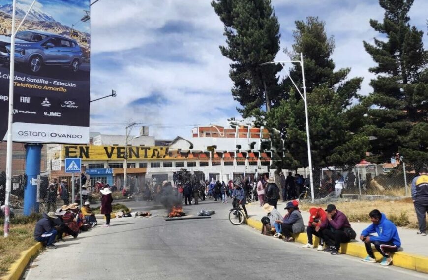 Instalan bloqueo en inmediaciones del aeropuerto de El Alto