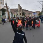 Marcha de la COB desciende de El Alto hacia La Paz exigiendo la…