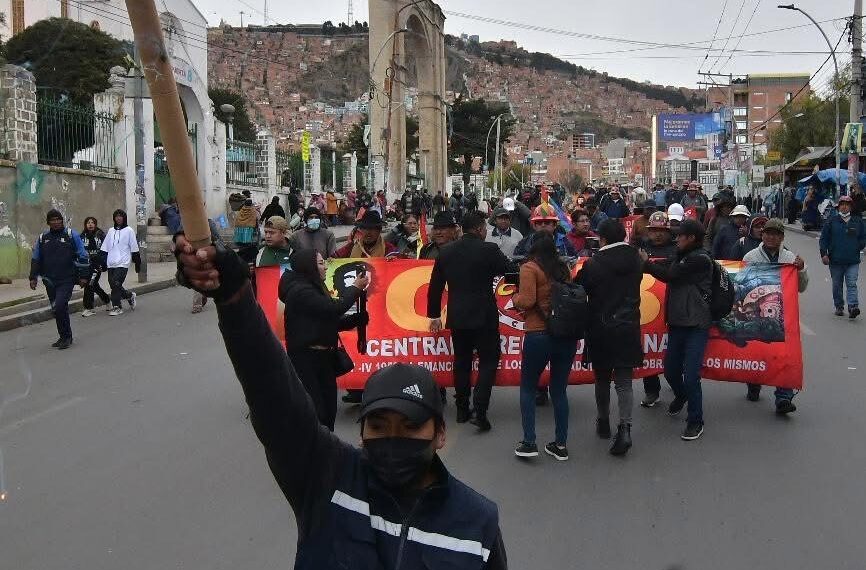 Marcha de la COB desciende de El Alto hacia La…