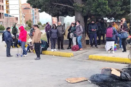 Policía despeja ingreso al aeropuerto de El Alto tras gasificación…