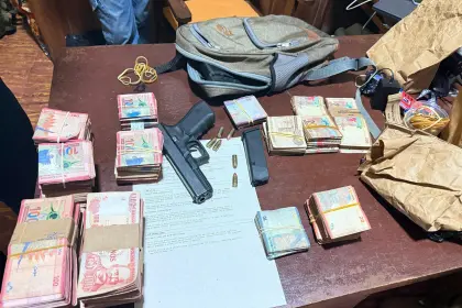 Nuevas pesquisas por el caso encomienda: Hallan Bs 1,1 millón, un arma y secuestran un vehículo