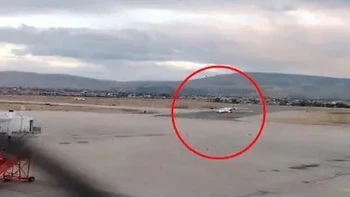 Avión de BoA aterriza de emergencia en Cochabamba tras detectar…