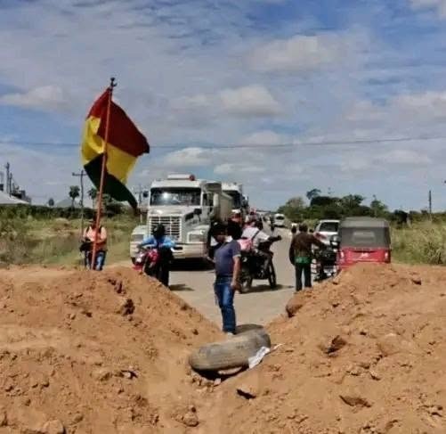 San Julián y San Germán mantienen bloqueadas rutas clave y afectan la conexión de Santa Cruz con el país
