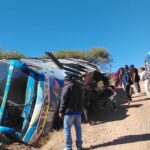 Bus interdepartamental vuelca en ruta alterna de Capinota tras desviar recorrido por bloqueos