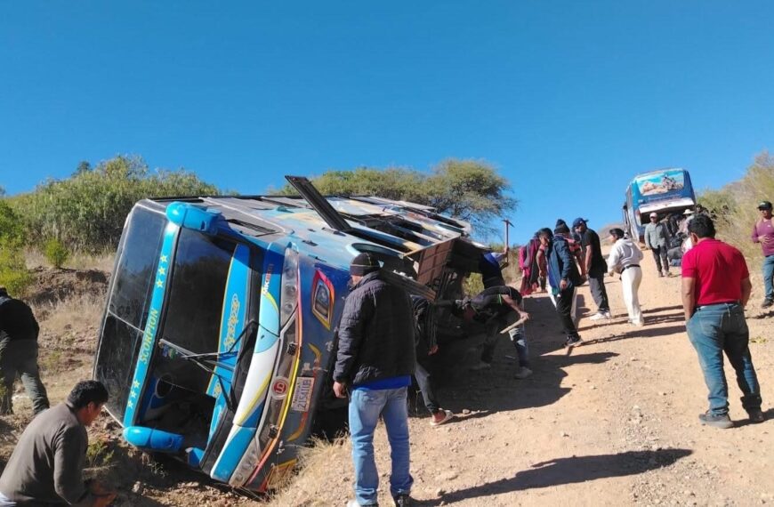 Bus interdepartamental vuelca en ruta alterna de Capinota tras desviar&hellip;