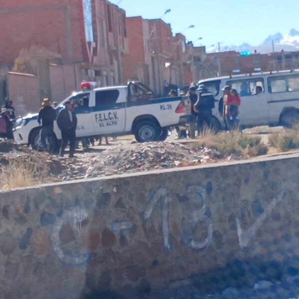 El Alto: vecinos interceptan y queman vehículo de la FELCV en inmediaciones de un colegio