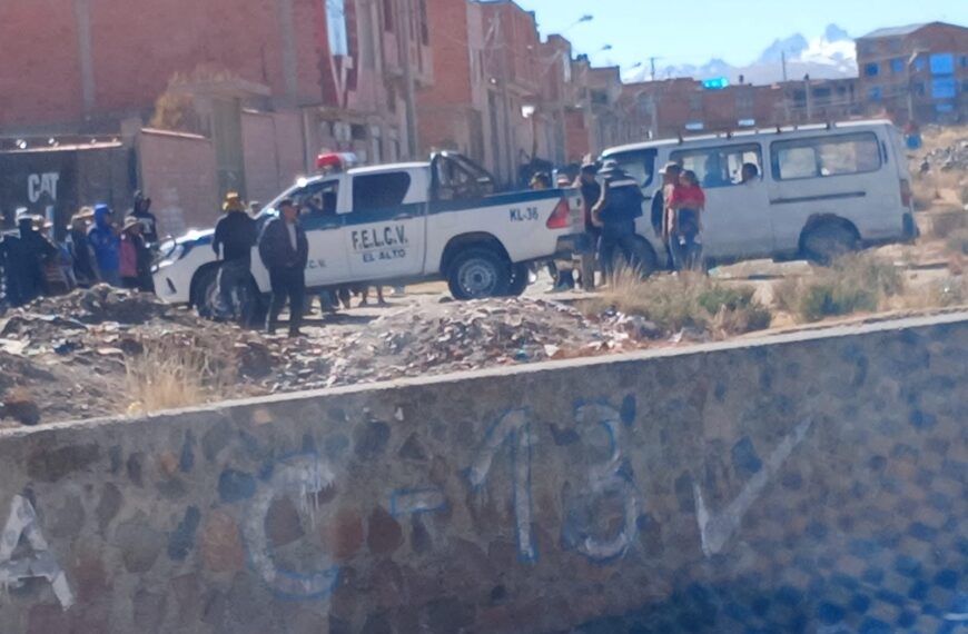 El Alto: vecinos interceptan y queman vehículo de la FELCV…