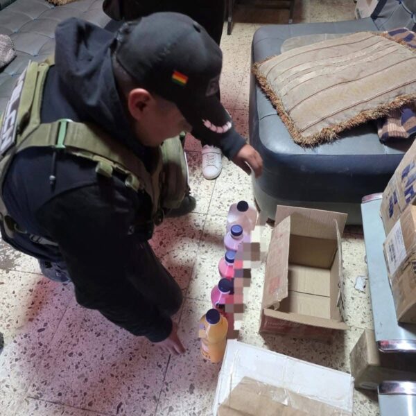 Ocultan 220 cápsulas de cocaína en envases de yogurt y la FELCN las detecta en una encomienda en Oruro