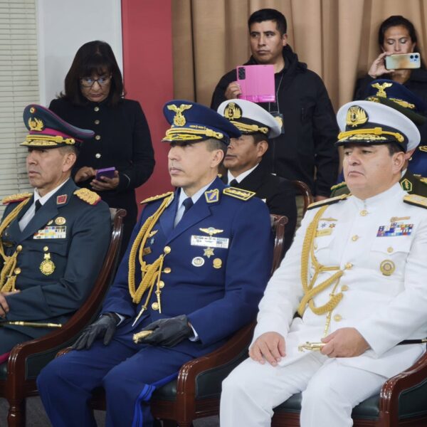 MINISTRO DE DEFENSA PIDE A LAS FFAA ACTUAR CON SERENIDAD, FIRMEZA Y LEALTAD CONSTITUCIONAL ANTE LA CRISIS