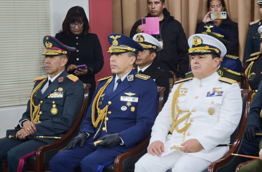 MINISTRO DE DEFENSA PIDE A LAS FFAA ACTUAR CON SERENIDAD, FIRMEZA Y LEALTAD CONSTITUCIONAL ANTE LA CRISIS