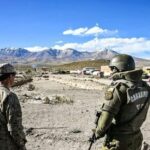Chile devuelve a cinco militares bolivianos, pero mantiene retenido armamento y un vehículo…